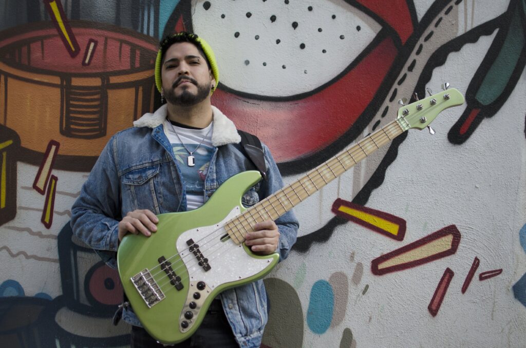 imagen hombre con una guitarra